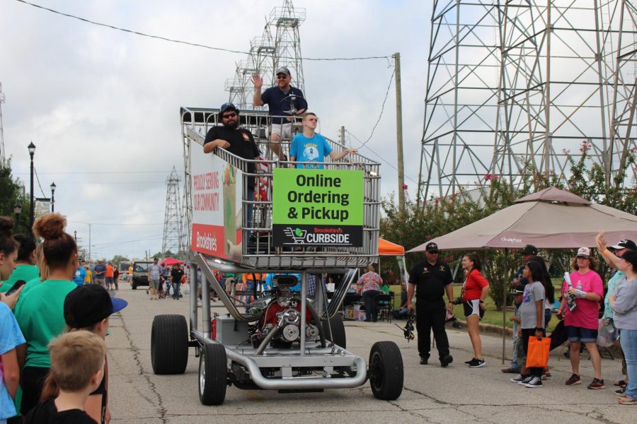 Brookshire’s drives ambassadors Mason Riley and Sergio Najera down to the stage in the giant grocery cart.