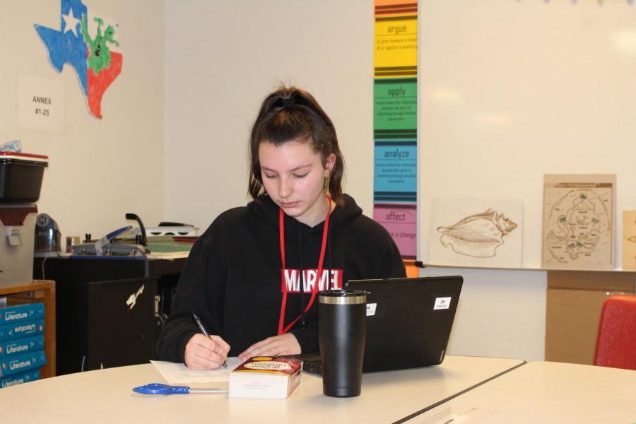Senior Lauren Couch works on her Model UN research during advisory. “I enjoyed getting to do Model UN for the  rst time last year because it was a huge learning experience for me,” Couch said. “I really liked getting to meet new people and discuss our ideas on certain topics with them.”