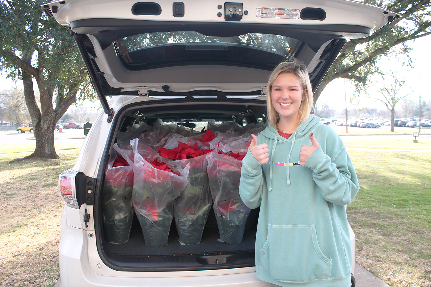 Prom+Committee+delivers+poinsettias