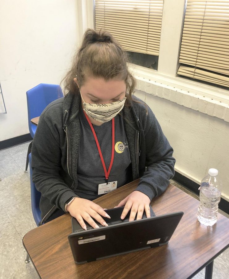 Senior Shelbee Linder is working in class after coming back from remote learning. 