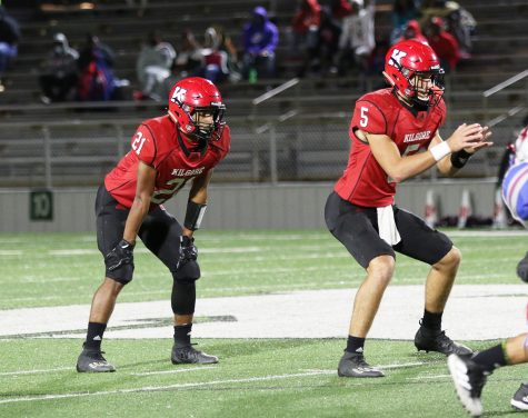 Seniors Tray Epps and Dalton McElyea prepare for the snap.