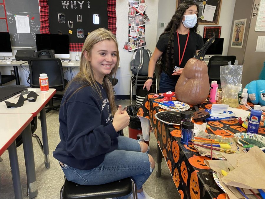 Sophomore Lou Carlisle decorates her pumpkin for Newspaper.