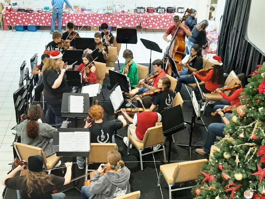 Feeling+Festive+%E2%80%A2+The+KHS+Chamber+Camerata+Orchestra+performs+their+Christmas+music.+Photo+by+Lizett+Garcia.%0A%0A