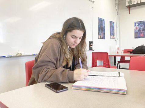 Senior Kara Teel listens to music while studying for a test. This is one way she studies without stressing herself out. “Listening to music is how I relax when I have something to worry about at school,” Teel said. 